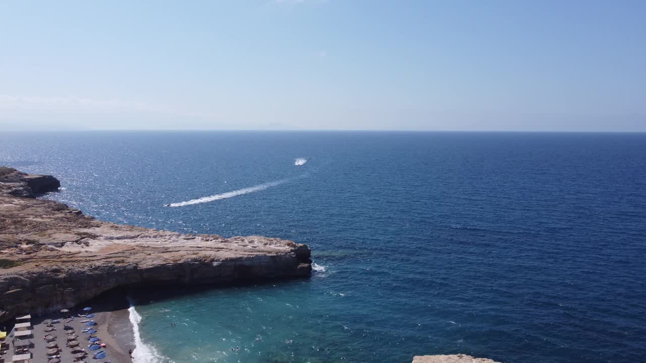 空中自然希腊景观与海湾和空沙滩。美丽的度假和旅游目的地在克里特岛，希腊。视频素材