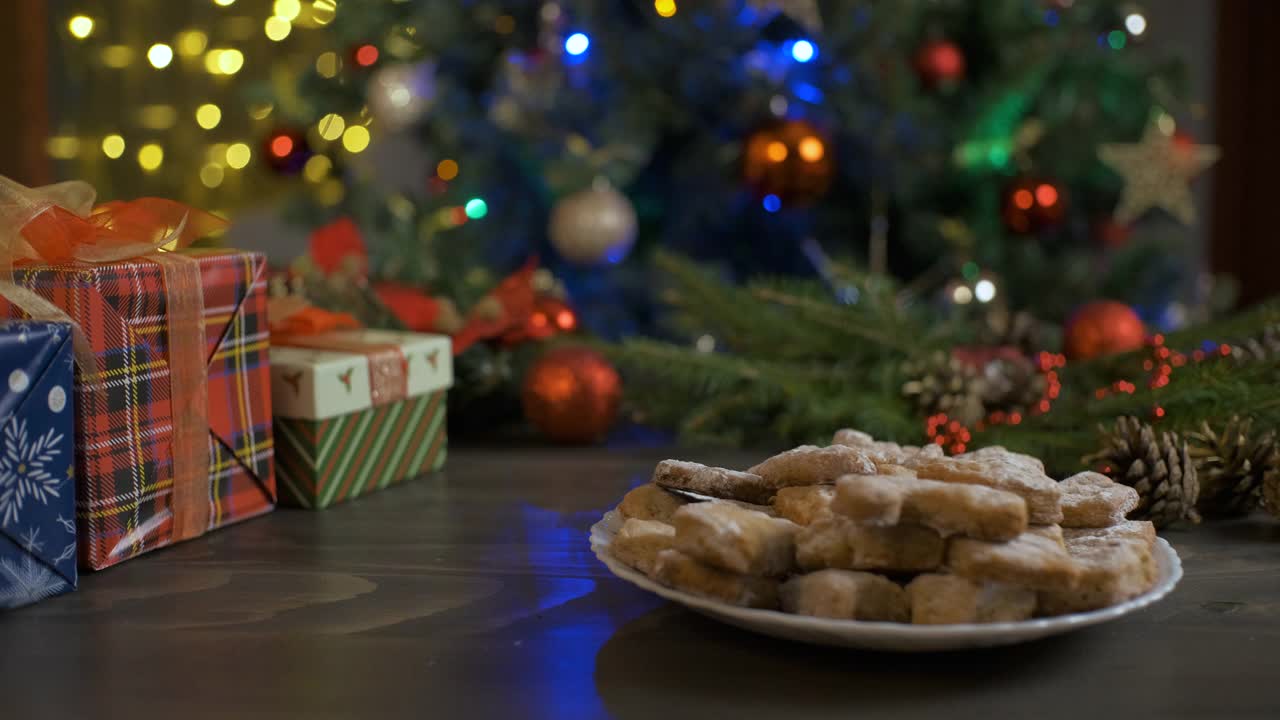 一个女人把装有仙女灯的牛奶放在杯子里。圣诞节日庆祝概念视频素材