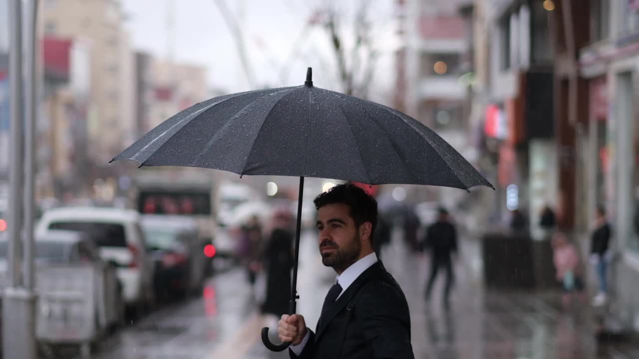 站在雨中的商人视频素材