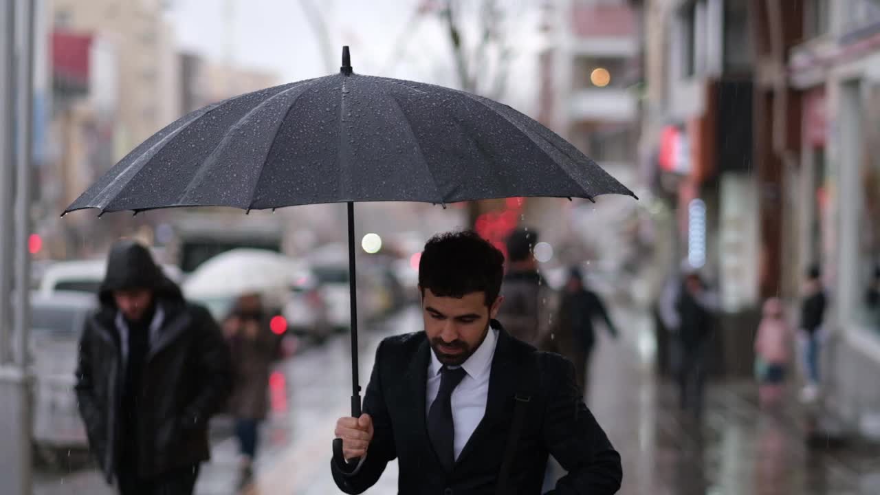 站在雨中的商人视频素材