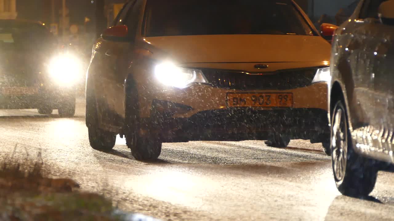 夜间在结冰的路面上缓慢行驶视频素材