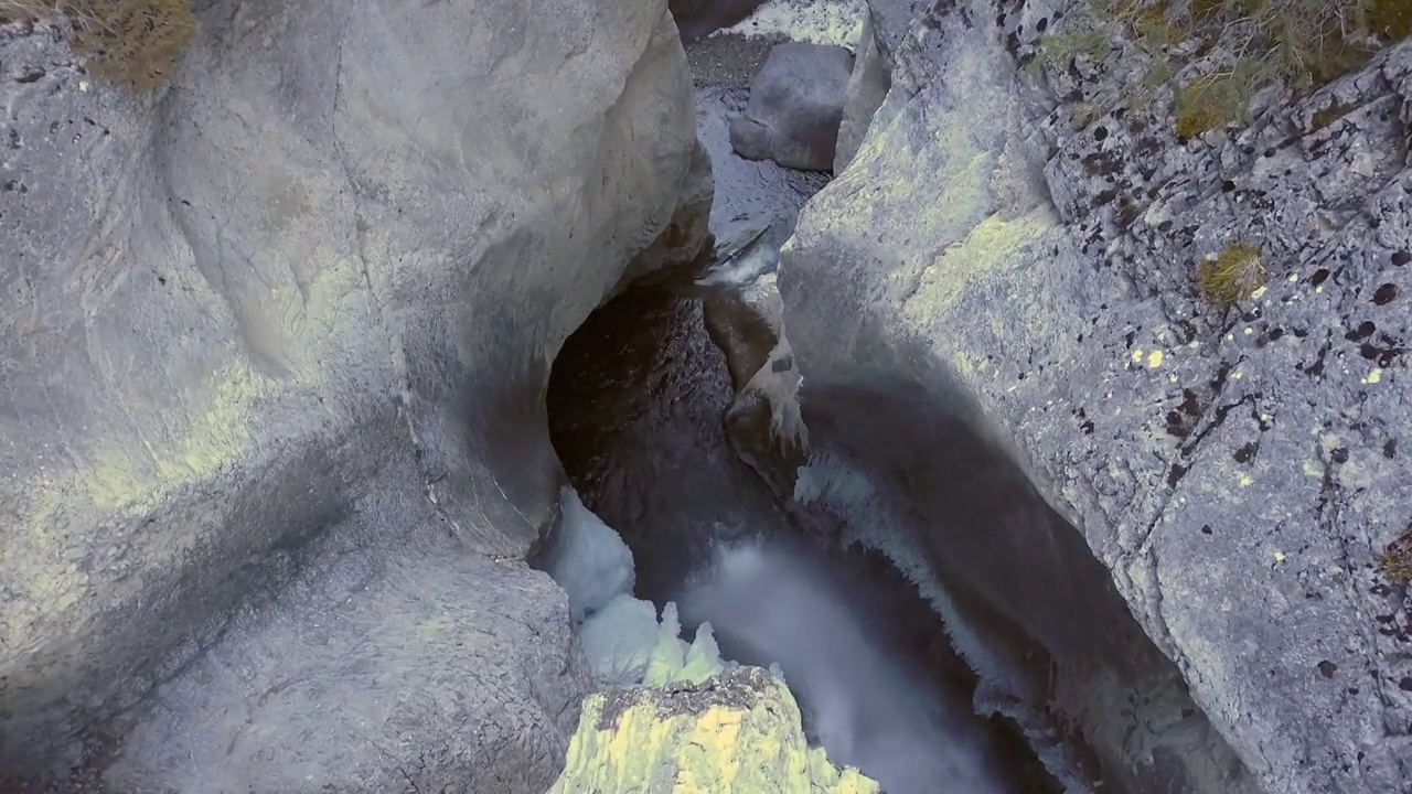 峡谷瀑布鸟瞰图视频素材