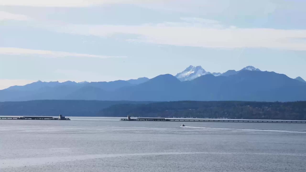 美国海军潜艇在雪山背景下通过Hood运河浮桥的延时视频视频下载