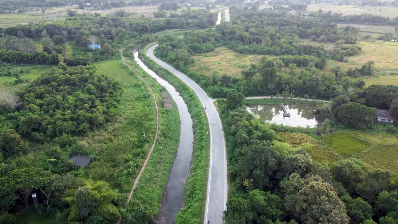 沿着乡村公路在田野上空飞行。视频素材