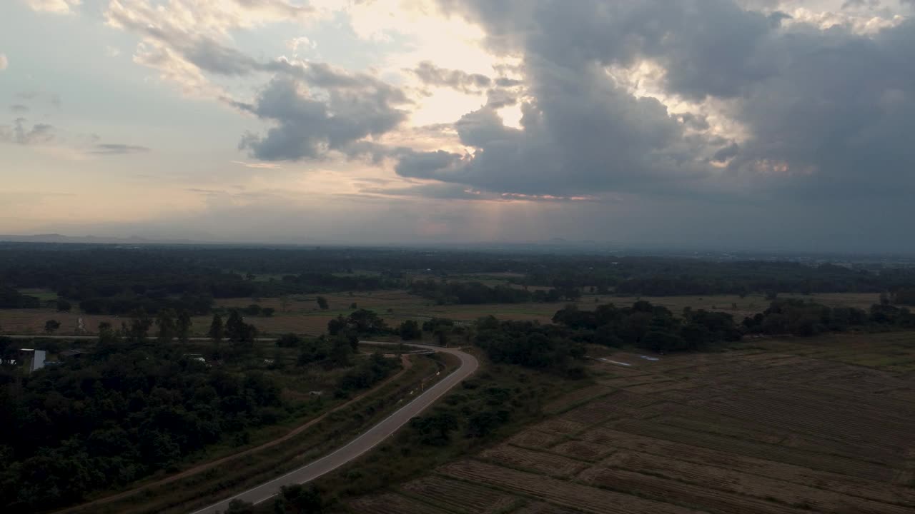 沿着乡村公路在田野上空飞行。视频素材