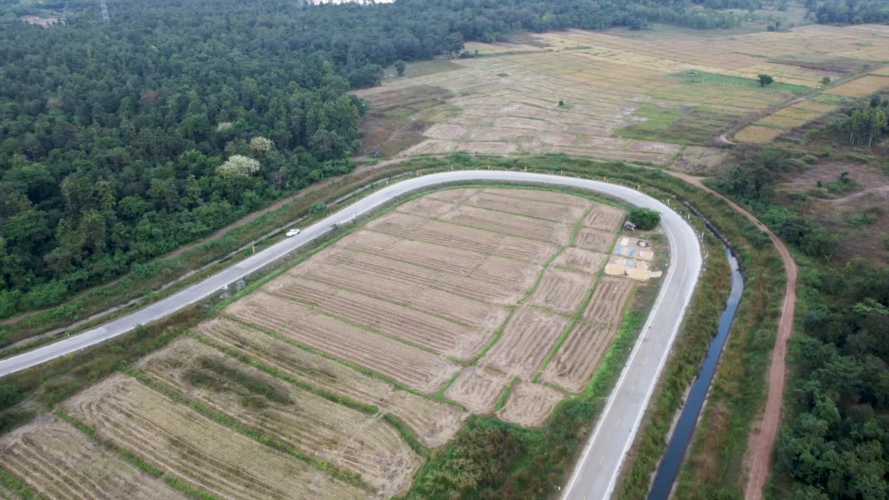 沿着乡村公路在田野上空飞行。视频素材