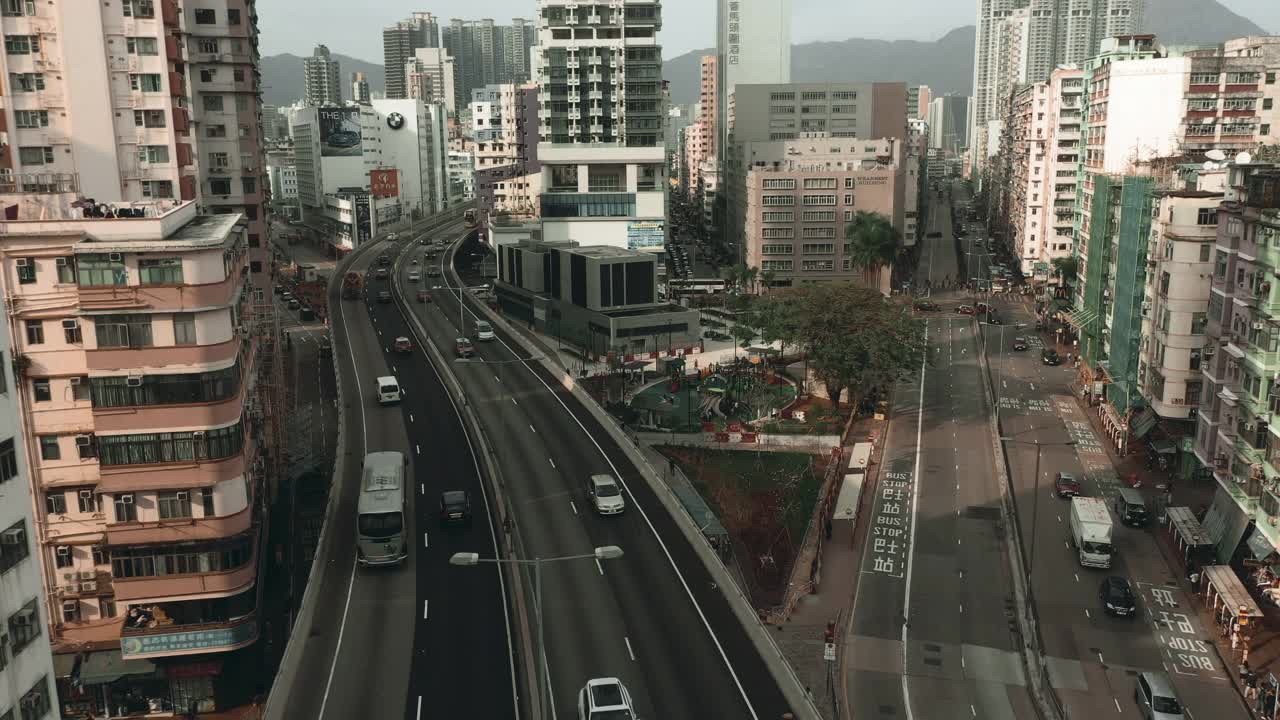 俯瞰风景秀丽的香港城市道路交通建筑物视频素材