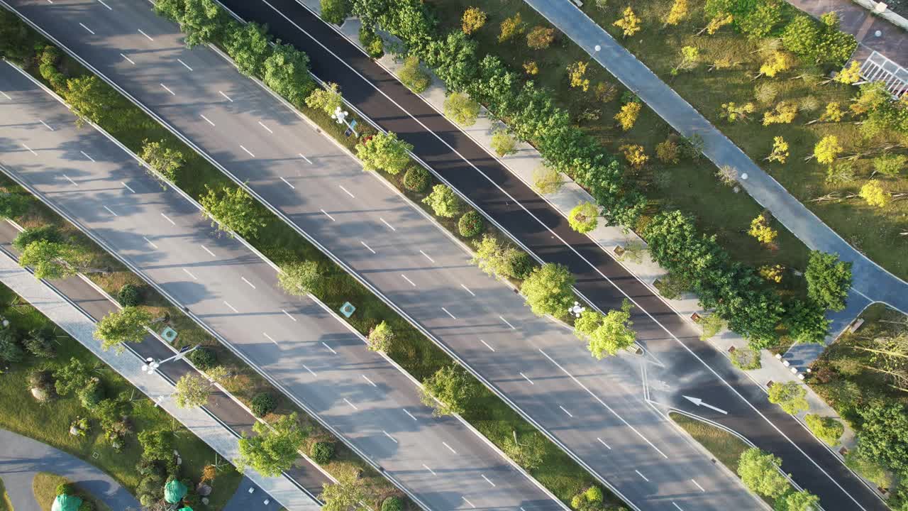 由行道树在车道上的投影组成的抽象背景鸟瞰图视频素材