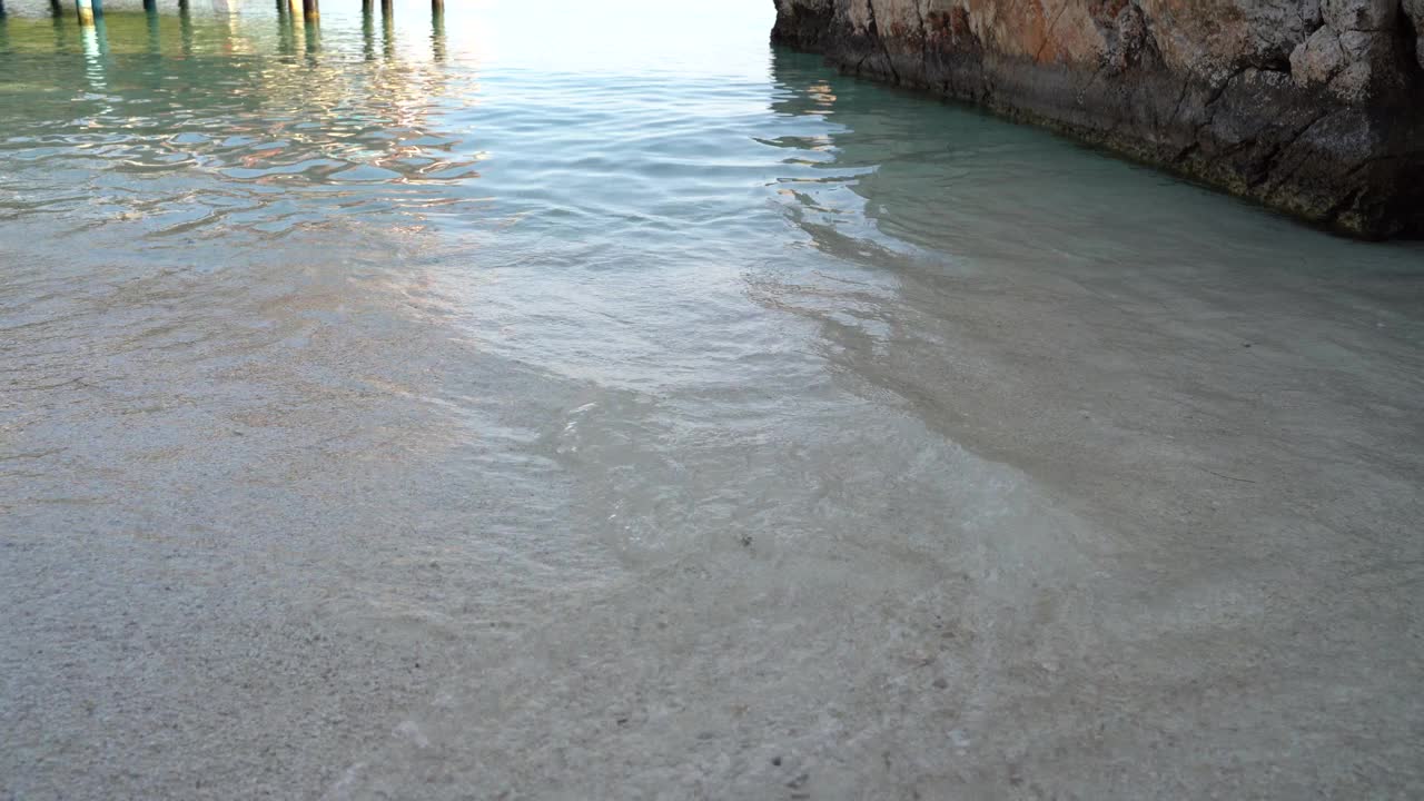 光波把清澈的海水冲刷到沙滩上视频素材