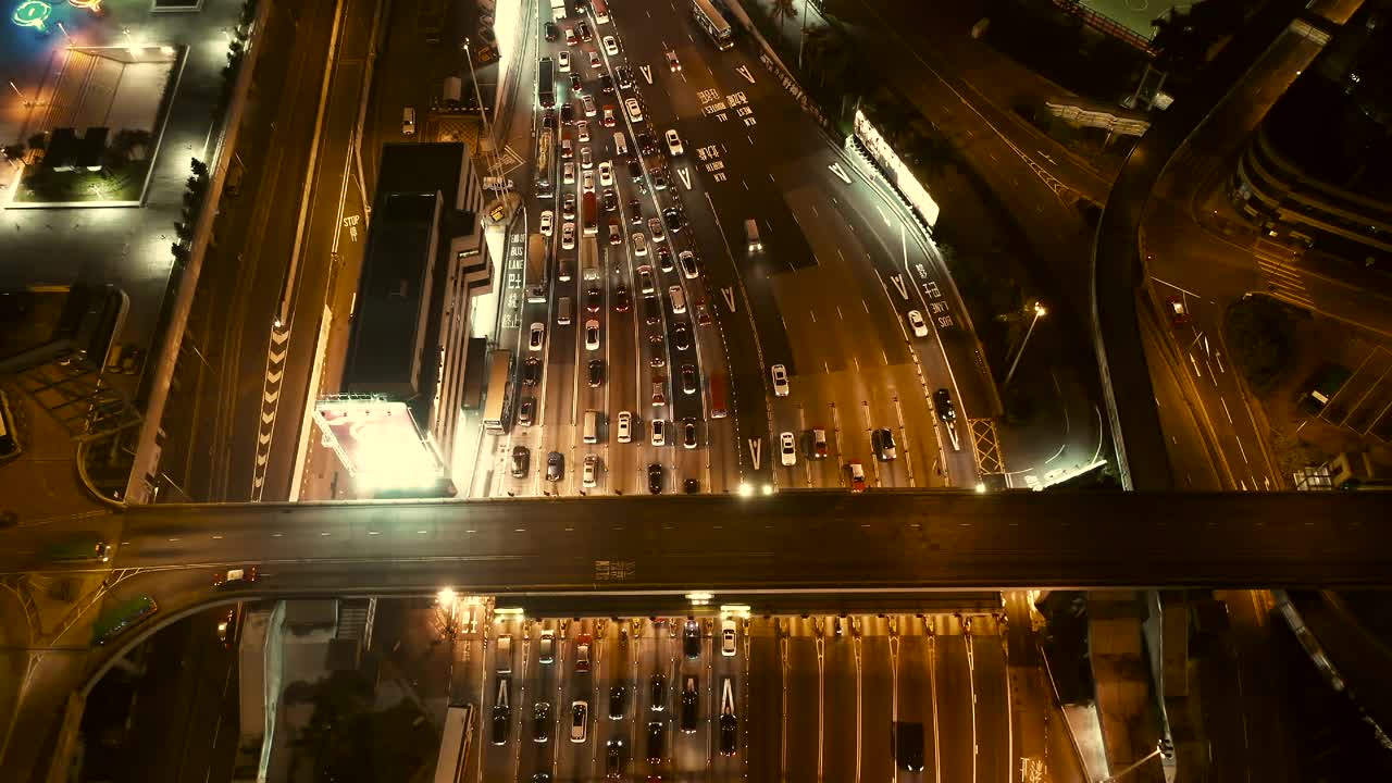 夜间的香港过海隧道视频素材