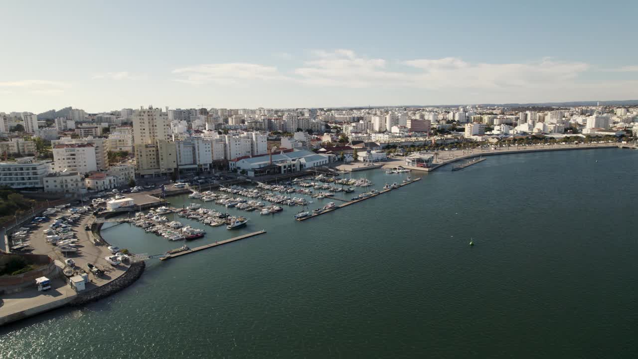 航拍全景图Portimão海滨Arade河上的航海港口，住宅建筑城市景观视频素材