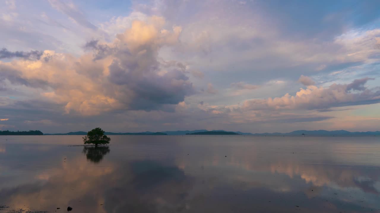 延时耙地或海上日落天空背景视频素材