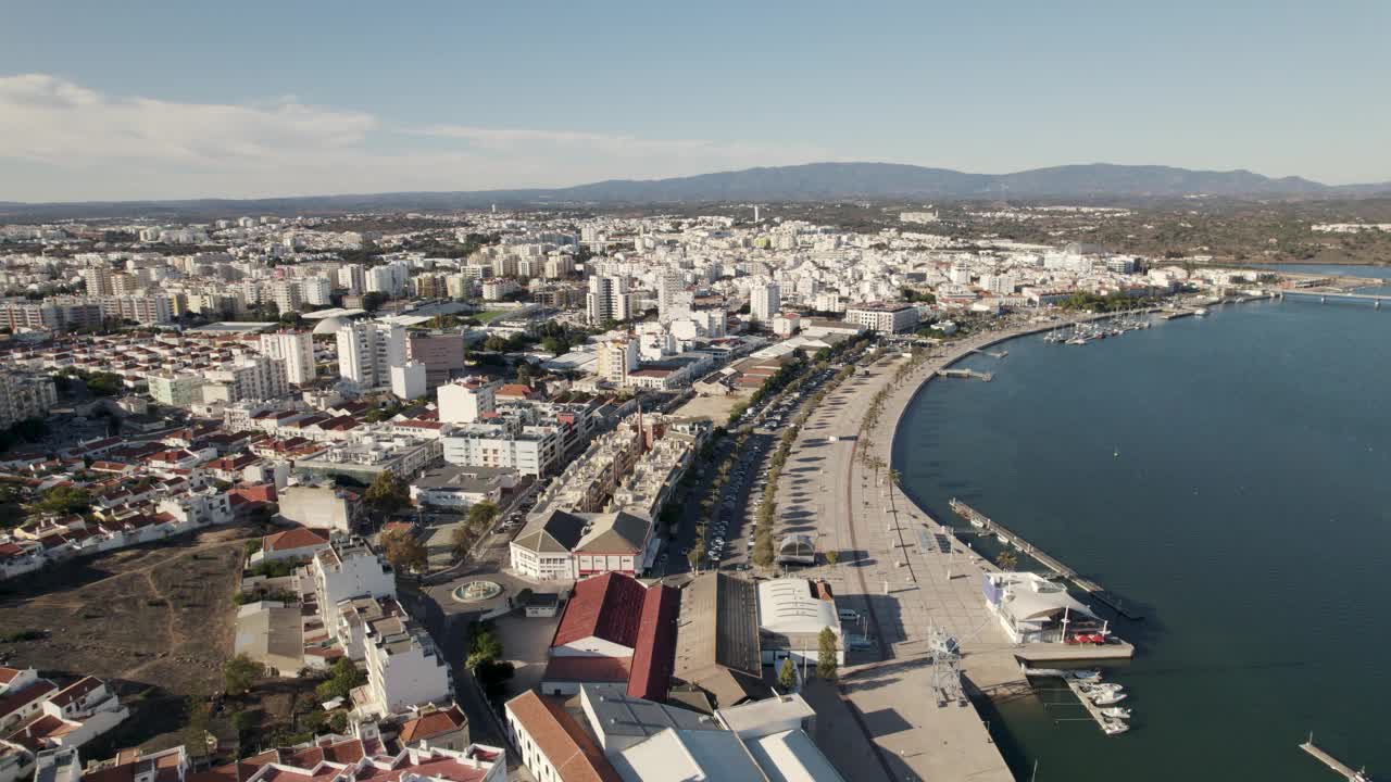 棕榈树长廊。阿尔加维Portimao城市全景。葡萄牙视频素材