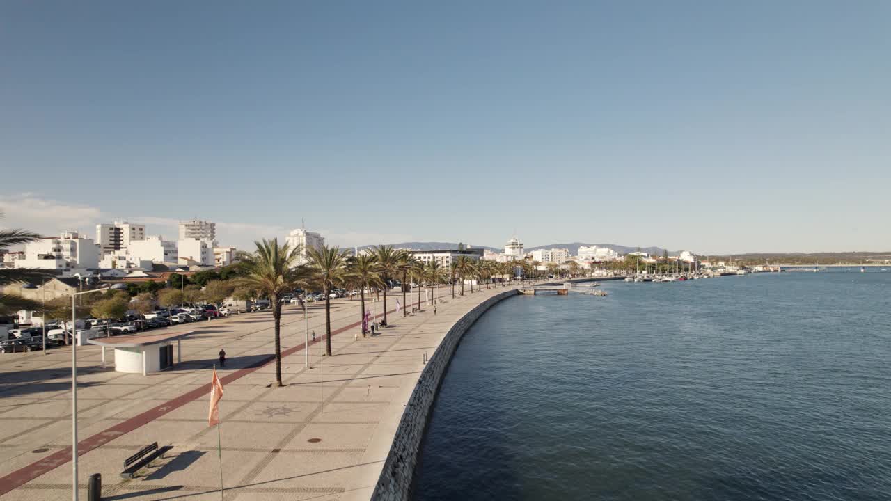 空中撤退揭示风景长廊河边棕榈树，Portimão -阿尔加维视频素材