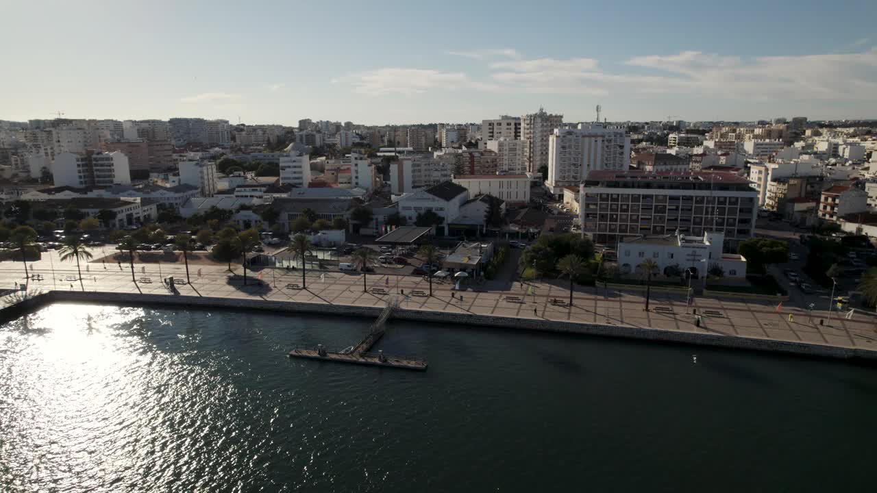 Portimão步道上空的空中轨道，反射在Arade河上的阳光，城市建筑-阿尔加维视频素材