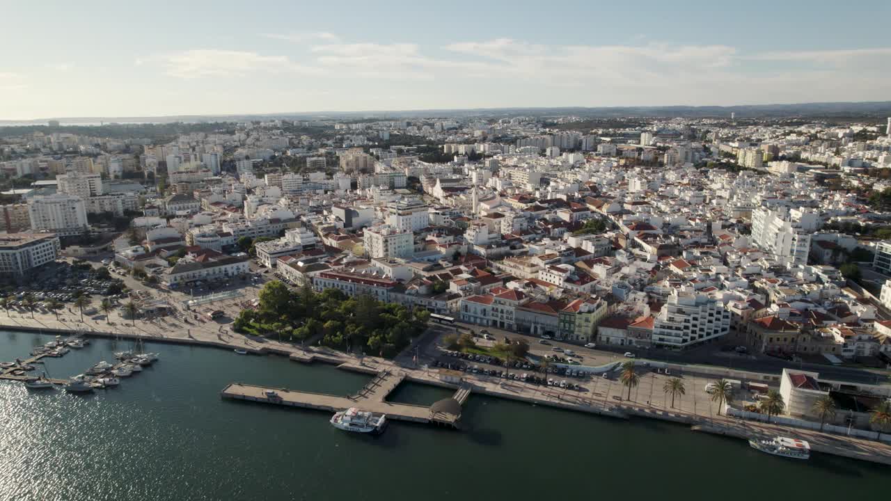 航拍全景，Portimão市区建筑，阿尔加维河畔视频素材