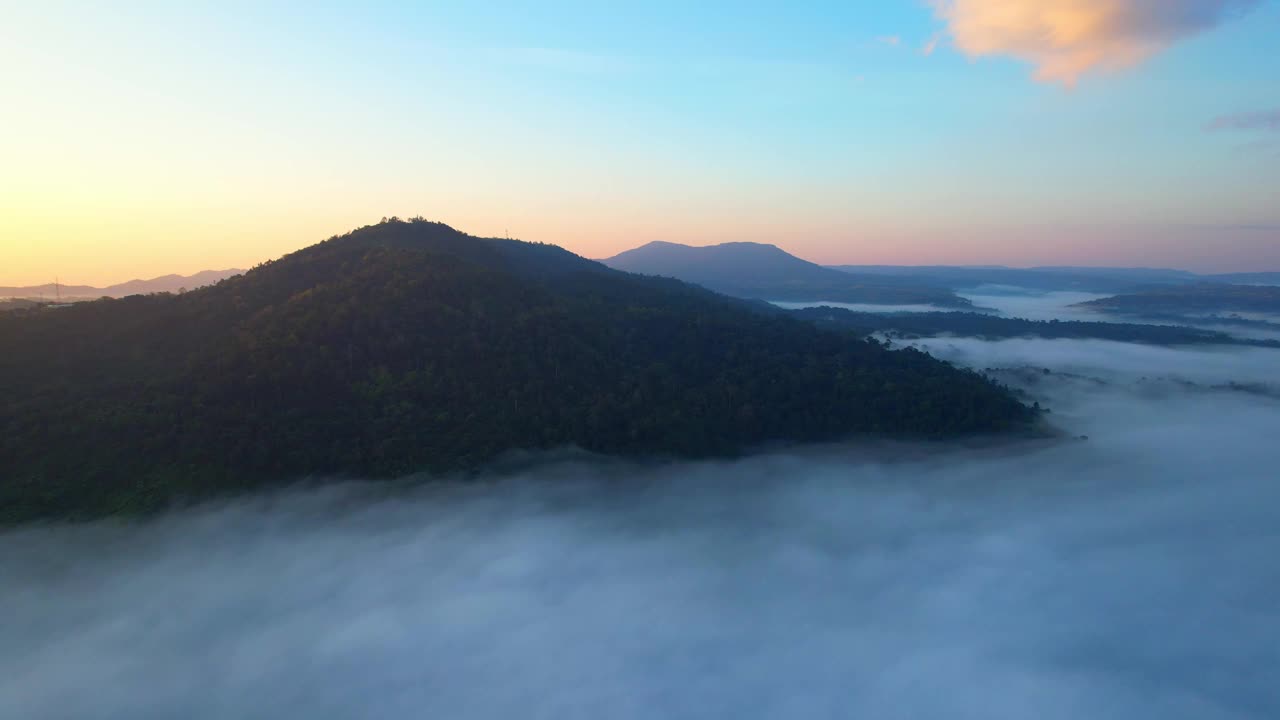 4K空中视频美丽的日出在稠密的云和雾的早晨，电影无人机拍摄。视频素材