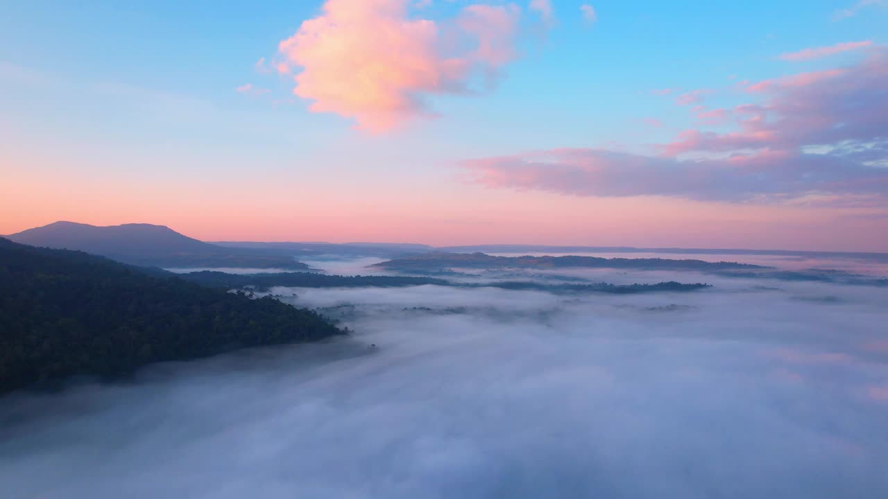 4K无人机在日出期间飞越云层。太阳从云海中冉冉升起，直至地平线，天气晴朗，自然景观惊人视频素材