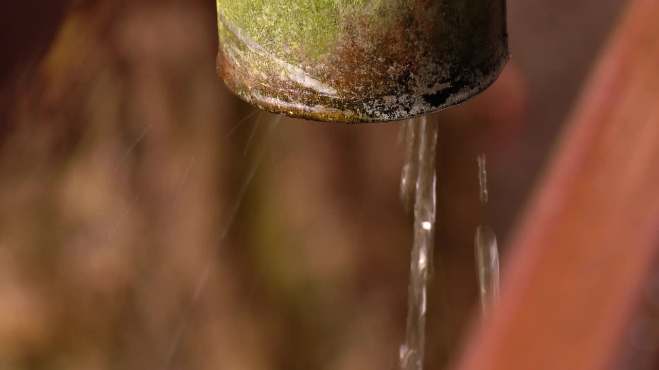 雨水从屋顶排水管流下。视频素材