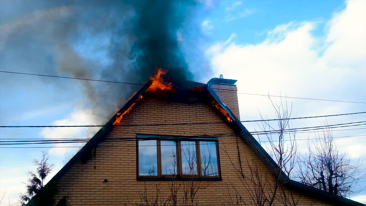 房子的屋顶着火了。有选择性的重点。大自然。视频素材