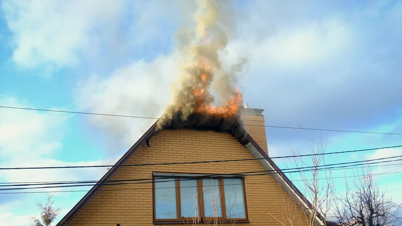 房子的屋顶着火了。有选择性的重点。大自然。视频素材