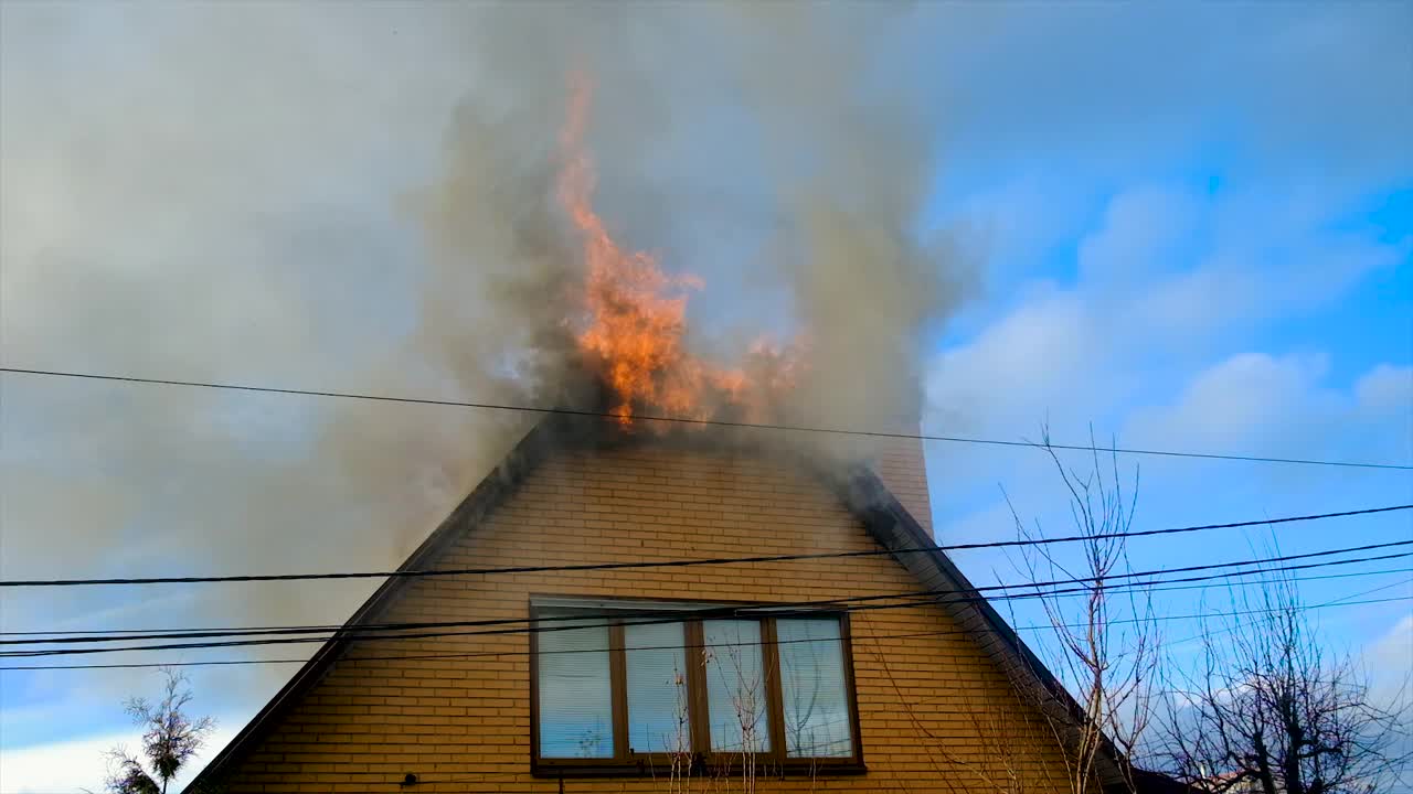 房子的屋顶着火了。有选择性的重点。大自然。视频素材