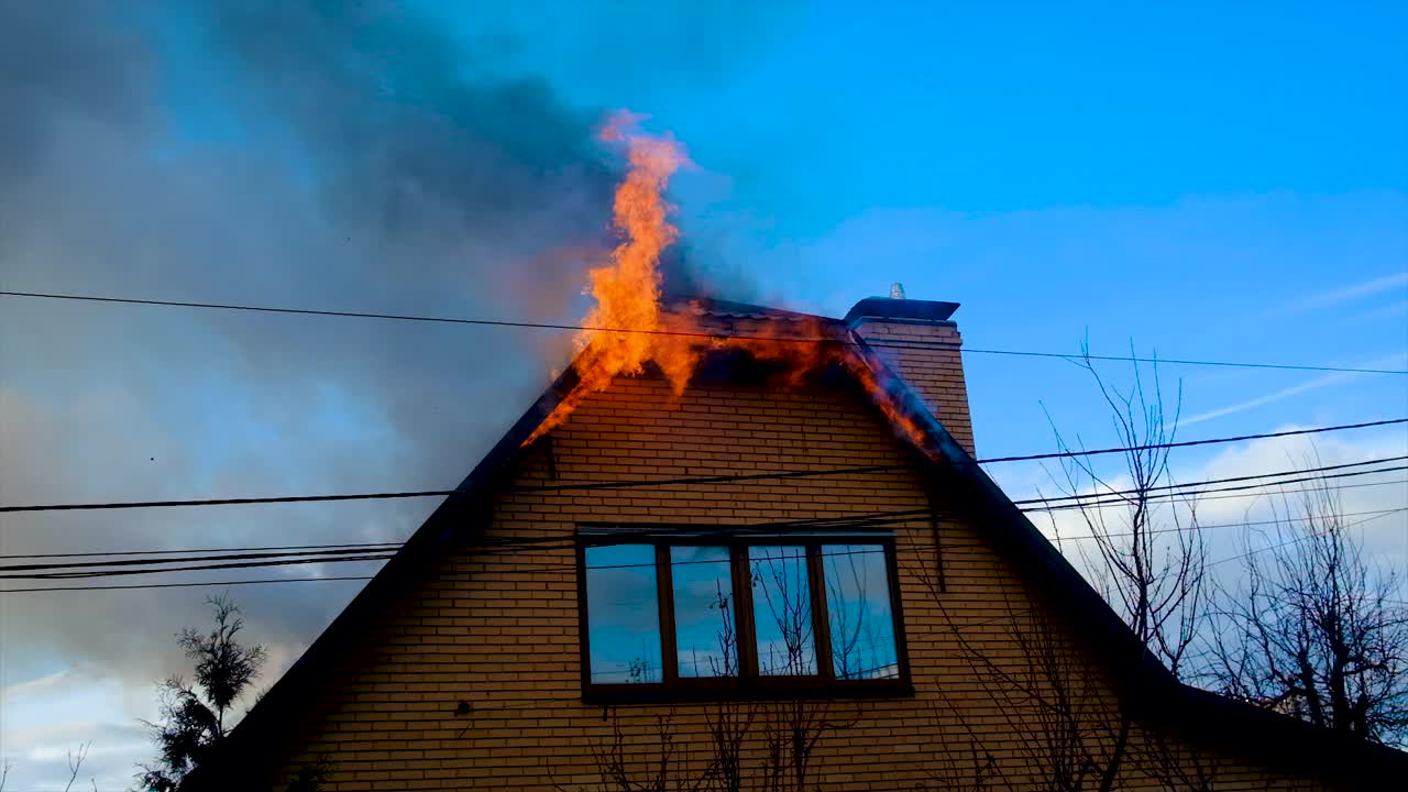 房子的屋顶着火了。有选择性的重点。大自然。视频素材