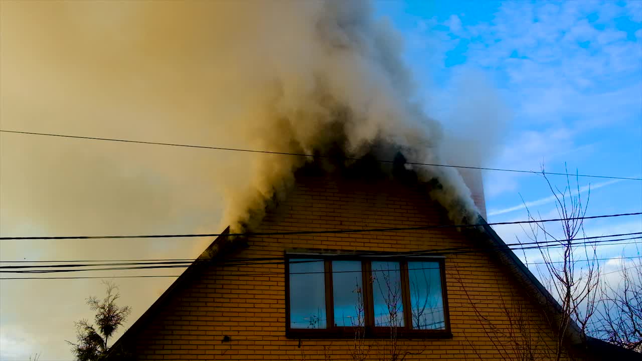 房子的屋顶着火了。有选择性的重点。大自然。视频素材