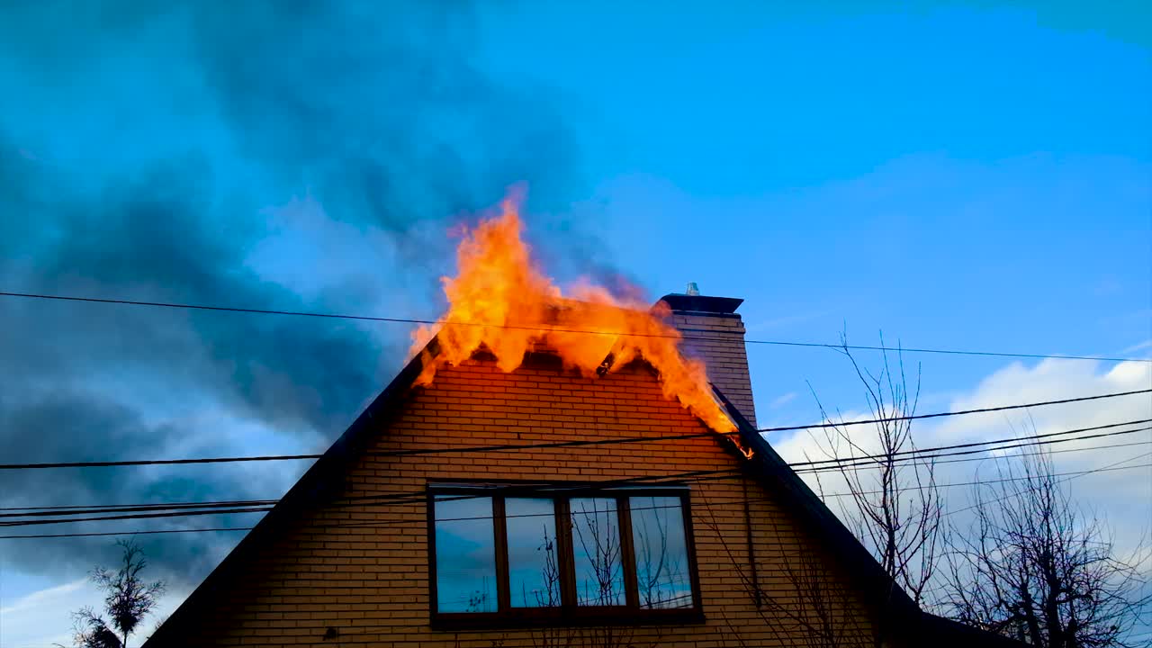 房子的屋顶着火了。有选择性的重点。大自然。视频素材