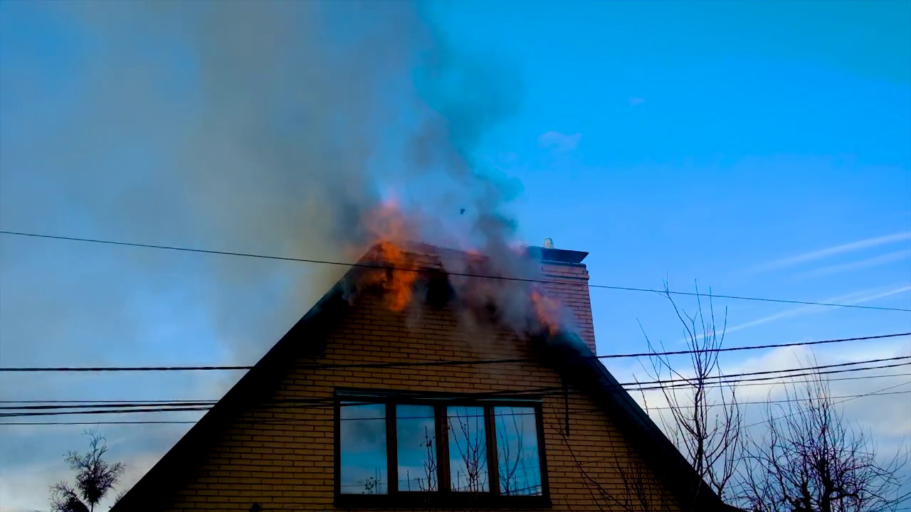 房子的屋顶着火了。有选择性的重点。大自然。视频素材