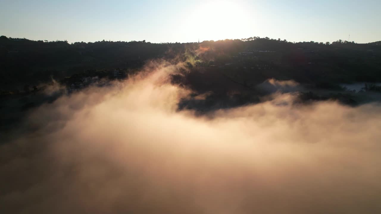 4K森林中朦胧日出的鸟瞰图。泰国的热带雨林视频素材