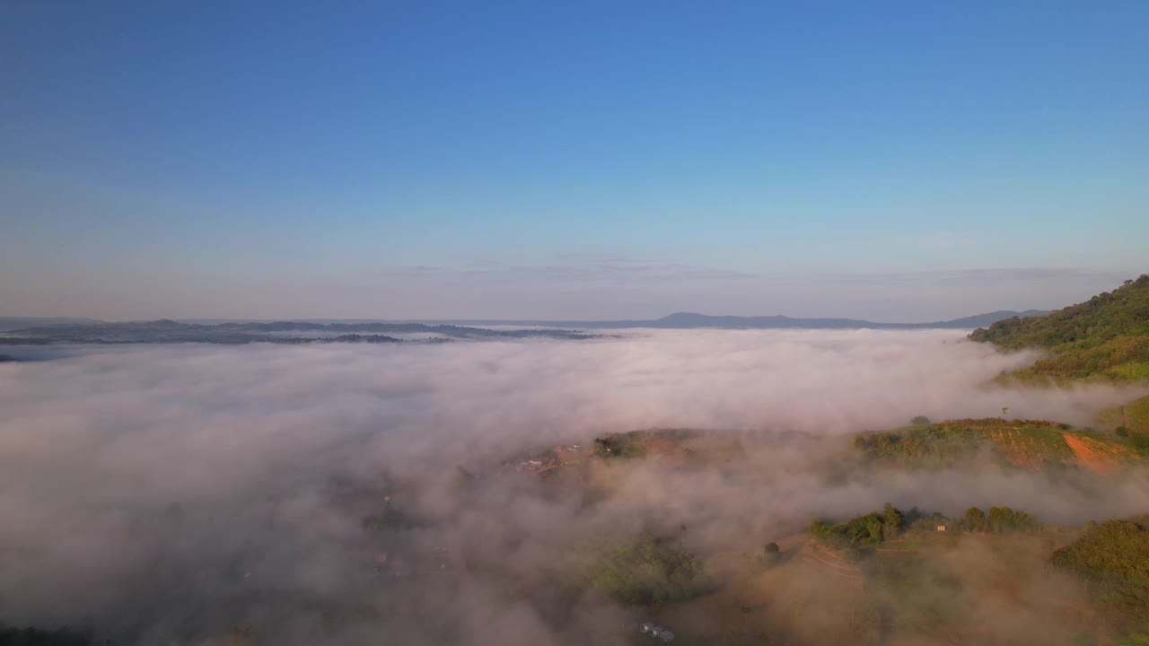 4K空中视频美丽的日出在稠密的云和雾的早晨，电影无人机拍摄。视频素材