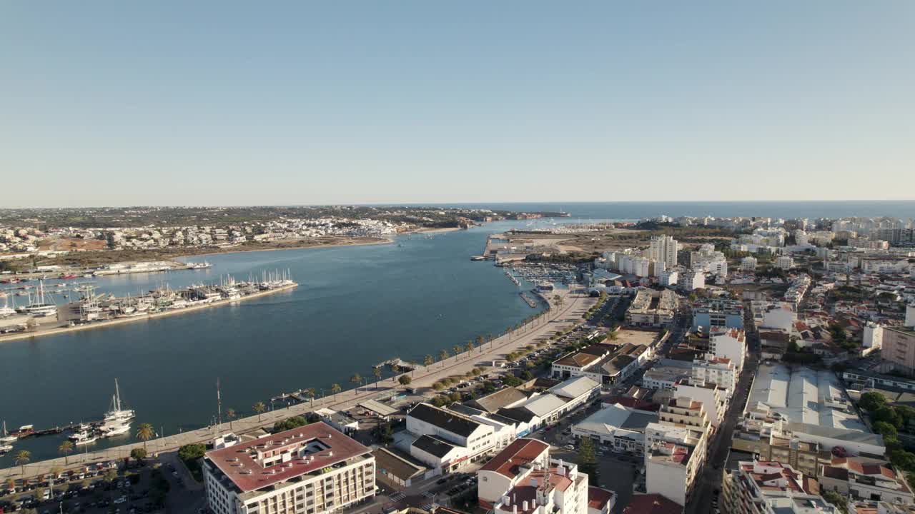 Ribeirinha步道和Arade河口，Portimao, Algarve，葡萄牙视频素材