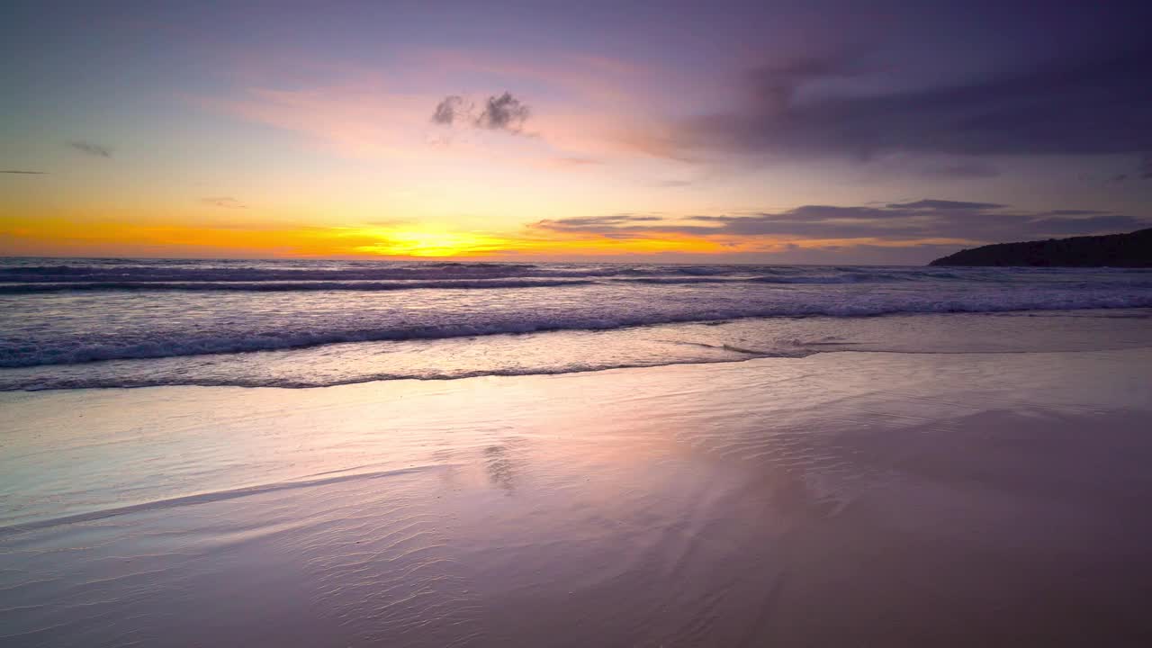 海滩大海在夕阳的天空视频素材