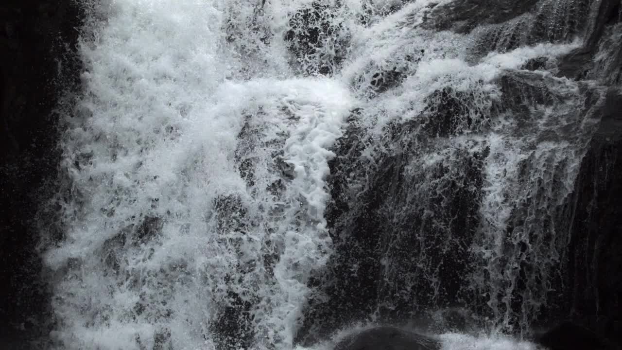 高山瀑布(超慢动作)视频素材