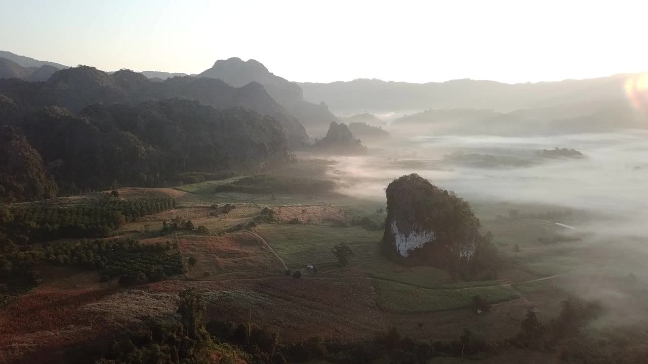 在泰国Phayao省的日出期间，石灰岩山脉和Phu Lung ka森林公园的景观鸟瞰图。视频素材