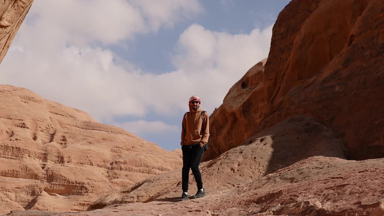 探索瓦迪拉姆沙漠山地景观的男子旅行者视频素材