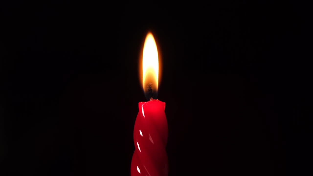 红色的烛光在黑色的背景。装饰，圣诞节庆祝，宗教，浪漫的情人节纪念日视频素材