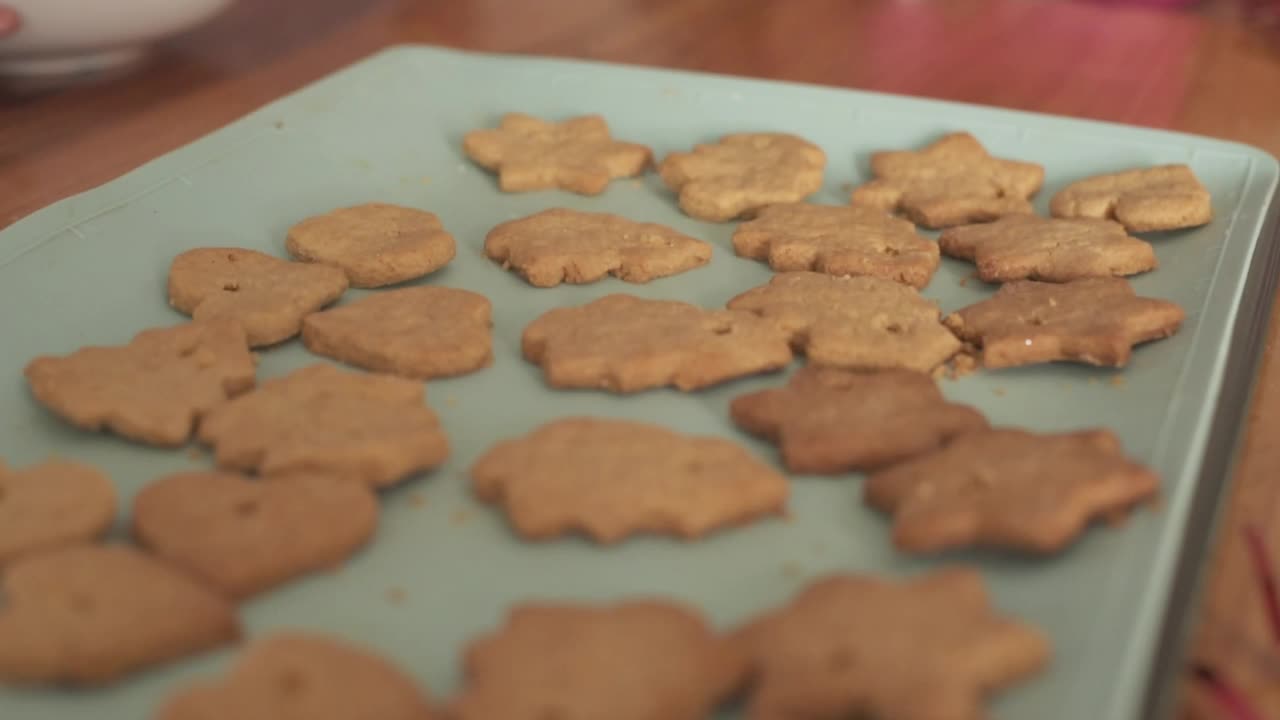 男孩和他的小妹妹一起在家里做圣诞饼干视频素材