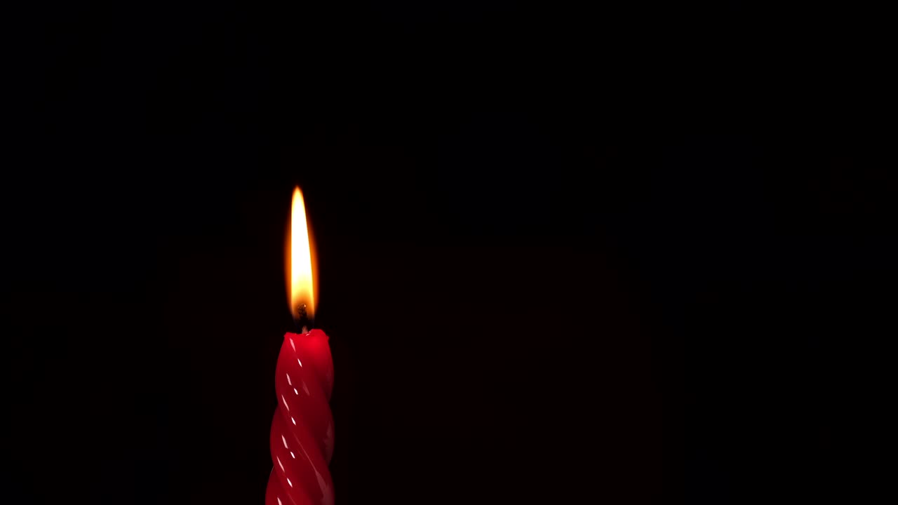 红色的烛光在黑色的背景。装饰，圣诞节庆祝，宗教，浪漫的情人节纪念日视频素材