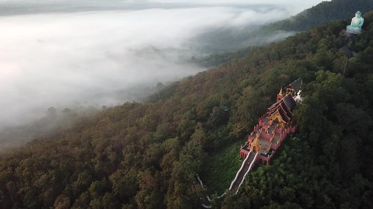 云雾笼罩的帕拉寺位于泰国兰邦省湄达区宁静的山顶上。视频素材