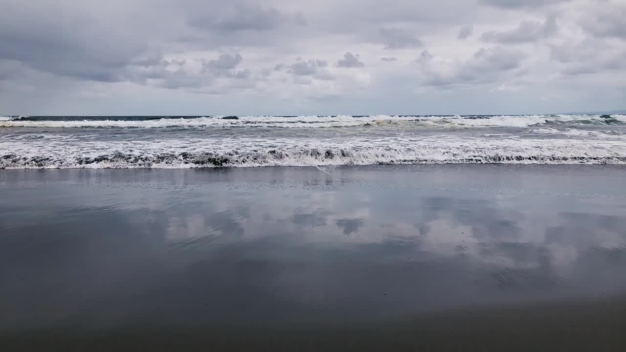 海洋/海岸上的黑沙火山海滩。视频素材