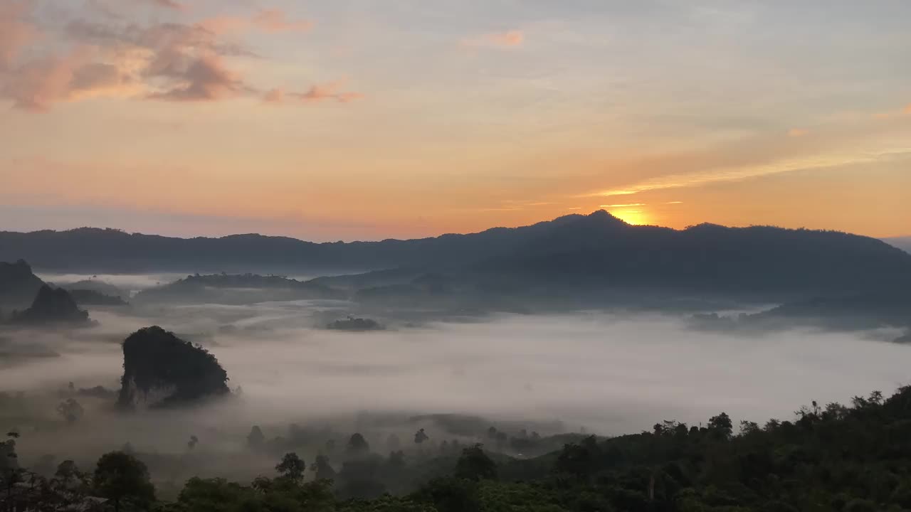 日出时的山地景观视频素材