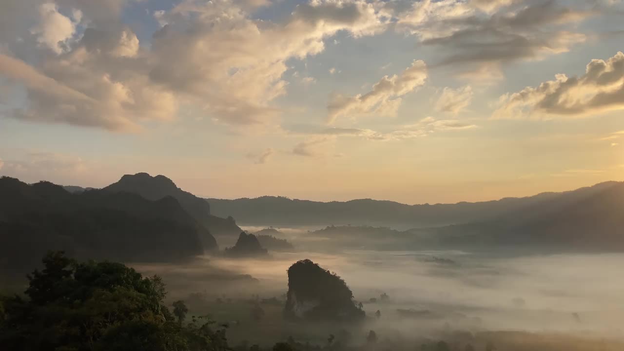 日出时的山地景观视频素材