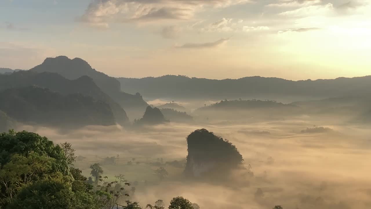 日出时的山地景观视频素材