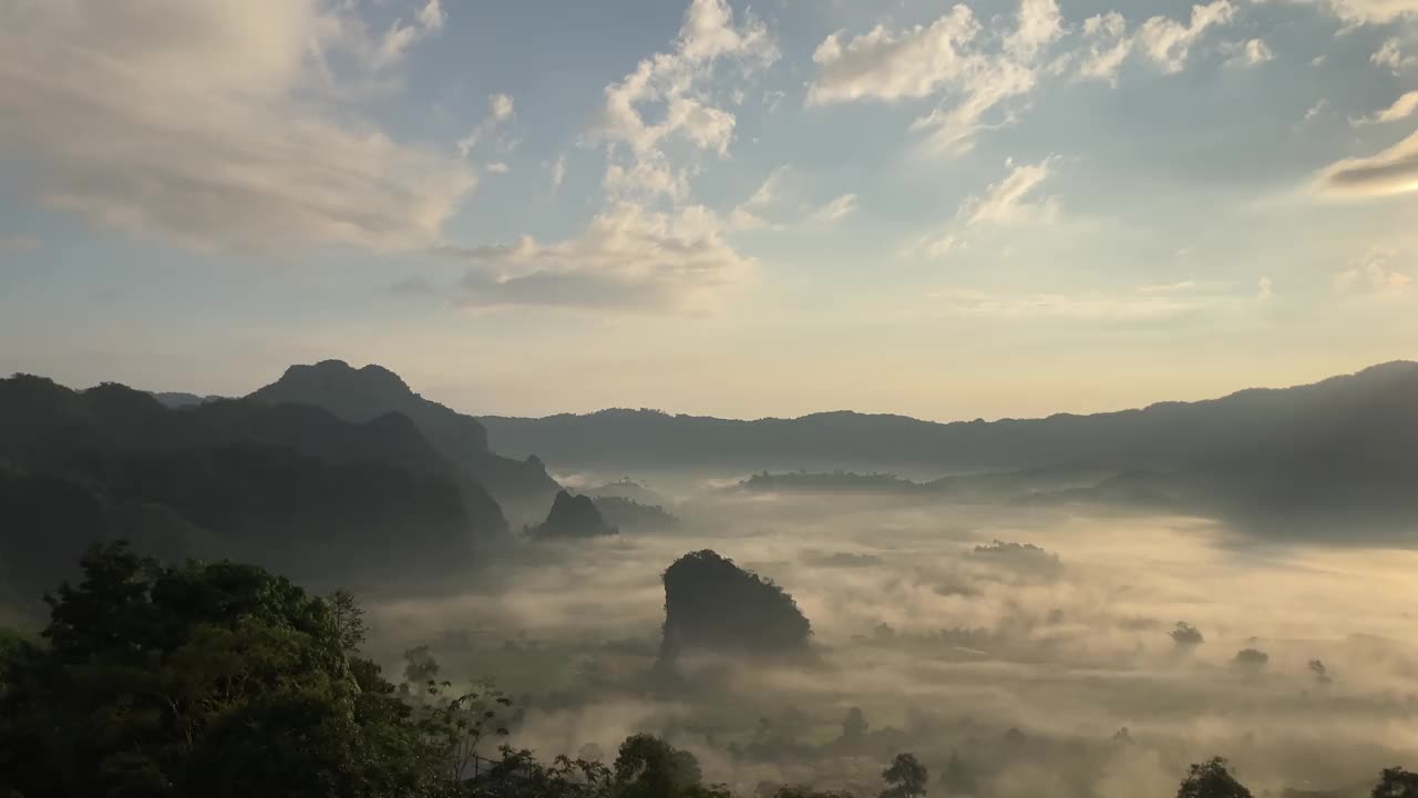 日出时的山地景观视频素材