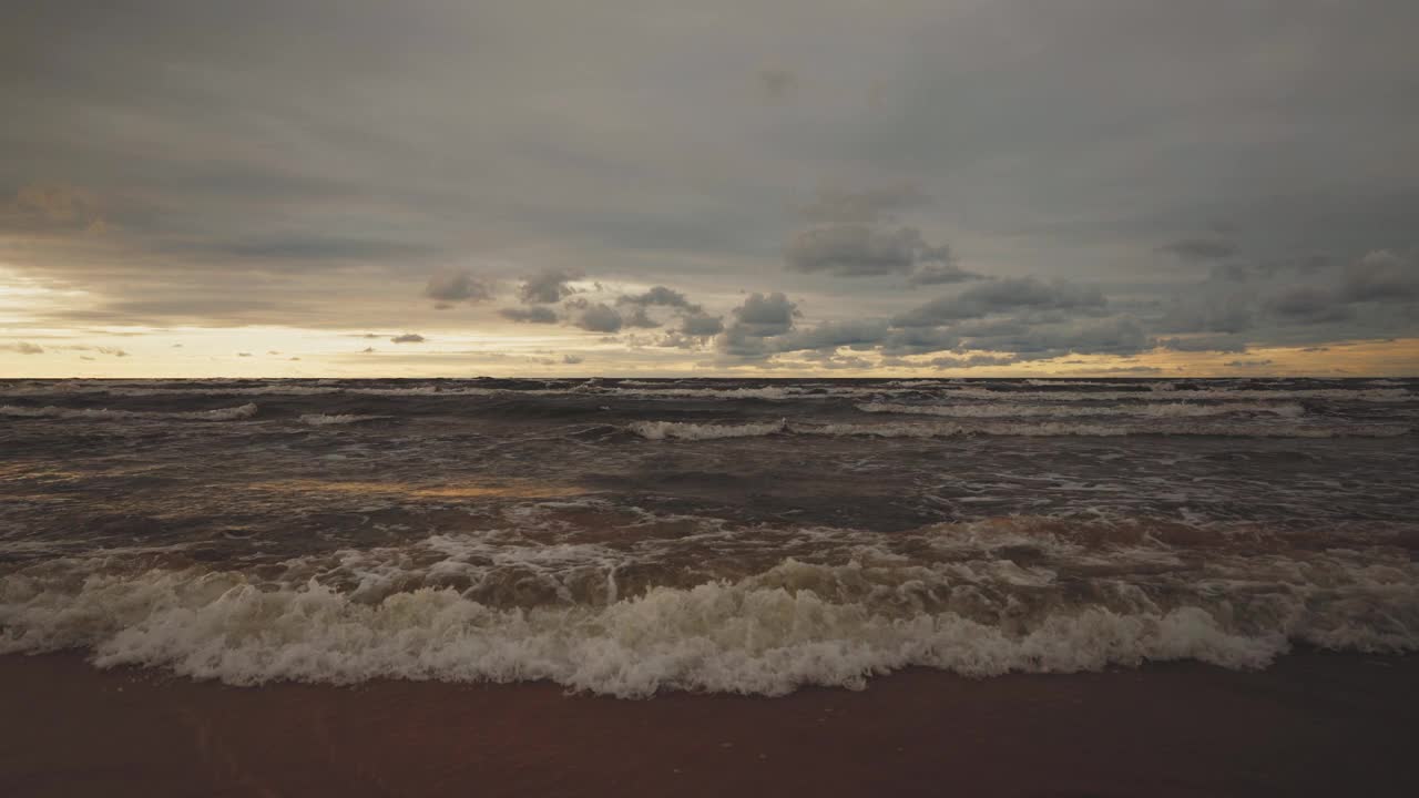 在多沙的波罗的海海岸掀起风暴视频素材