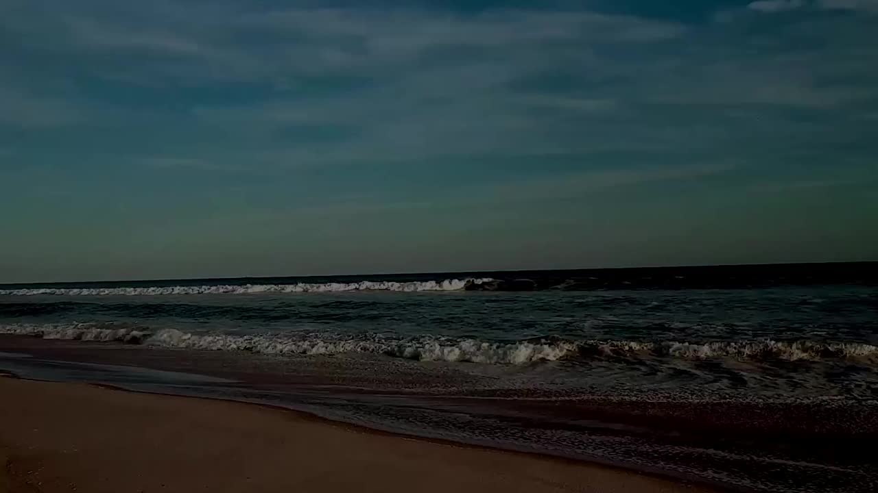 海或海浪的看法。蓝色的波浪，海水。蓝水晶般清澈的水。视频素材