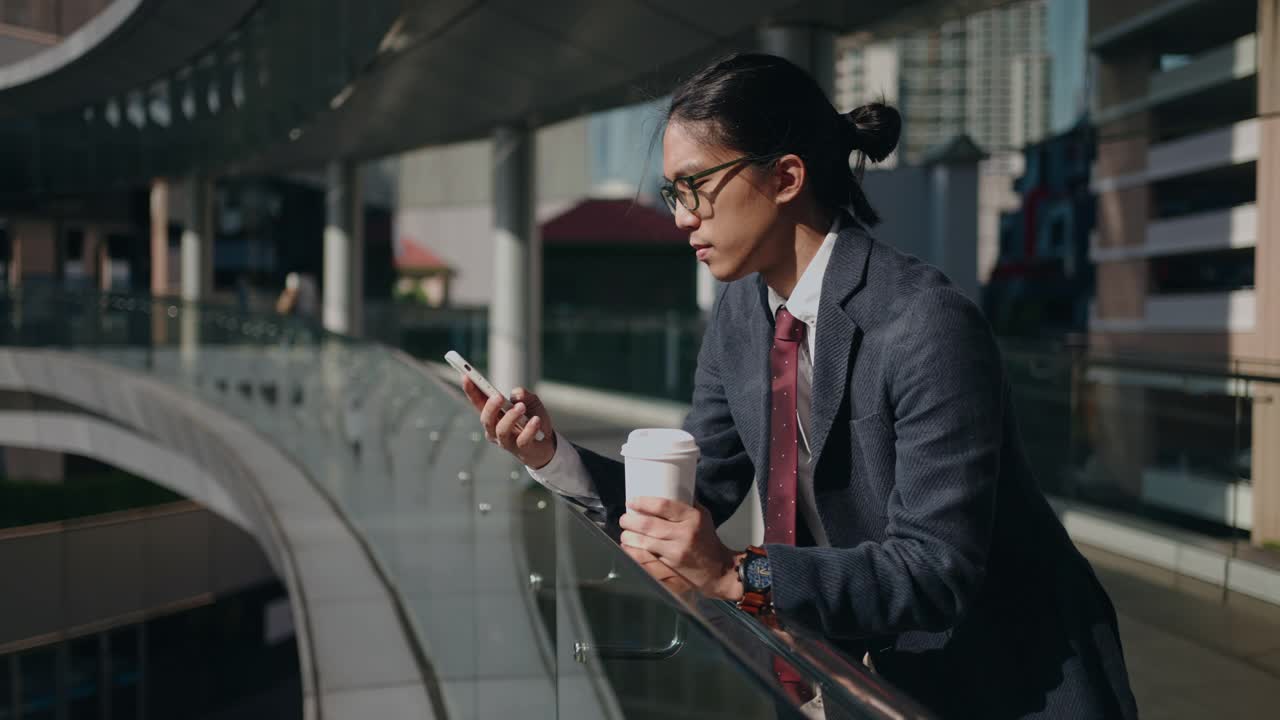 在喝咖啡休息时打电话的商人视频素材