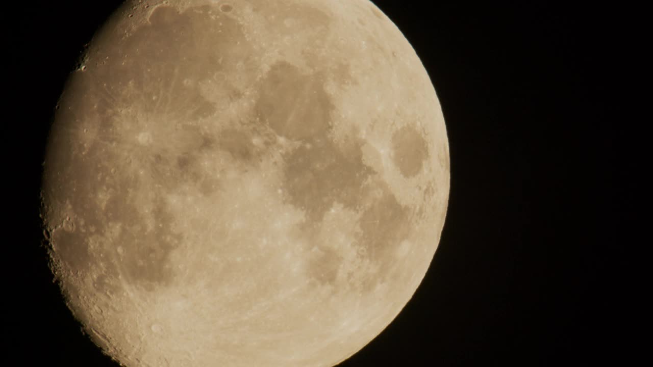 不完整的月亮缓慢地穿过夜空。小鸟沿着夜光月亮的轮廓飞。视频素材